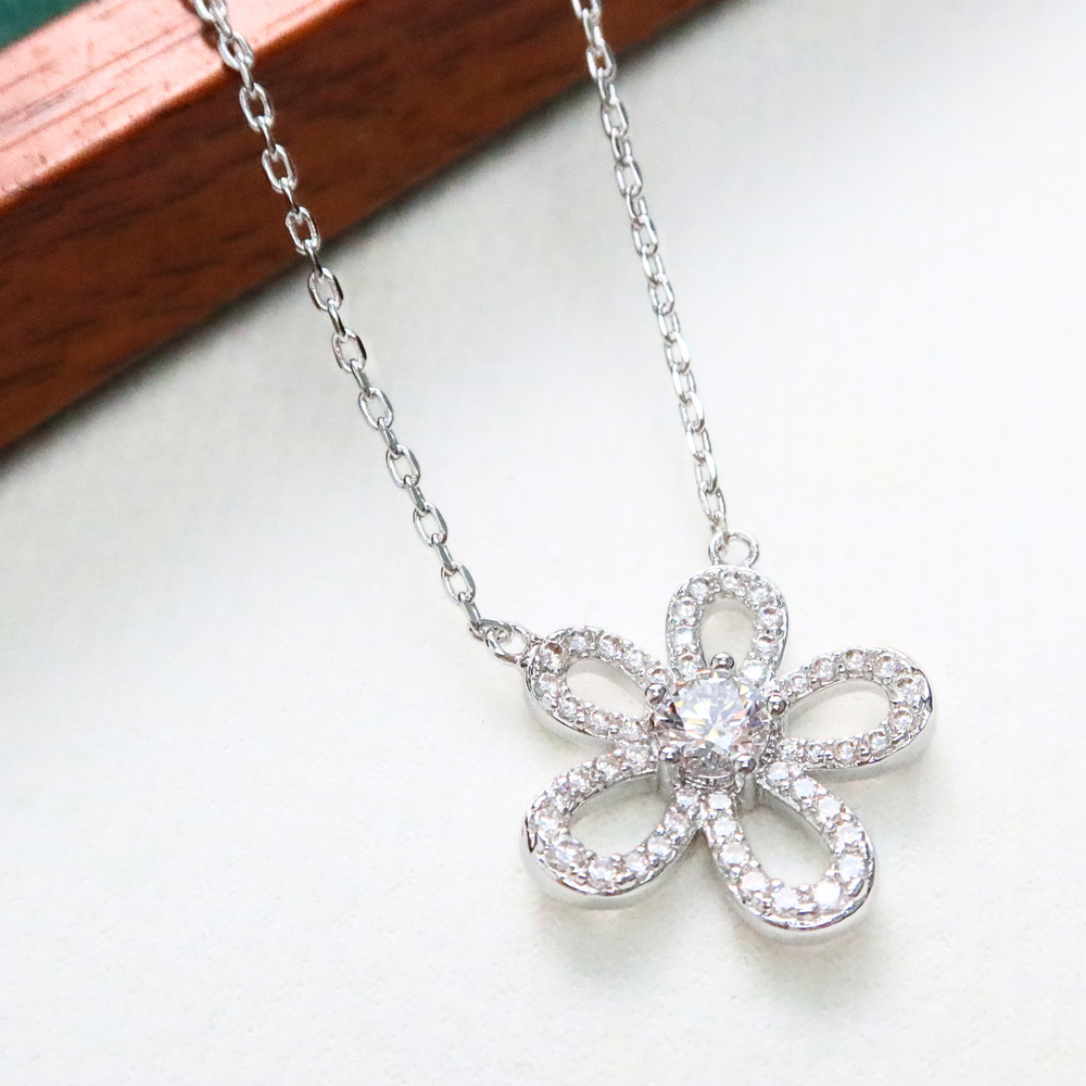 Gari zircon flower necklace