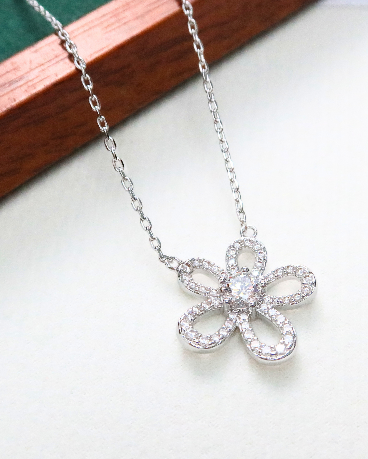Gari zircon flower necklace