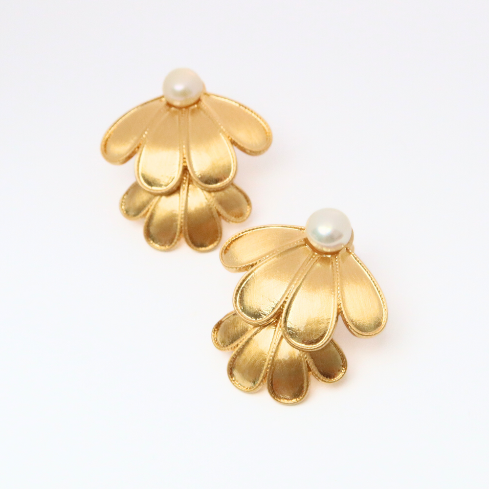 
                      
                        Cici flower stud with fresh pearl
                      
                    