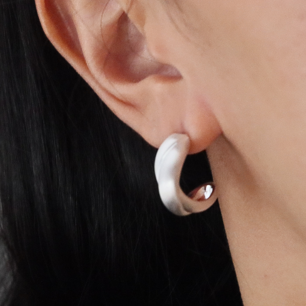 
                      
                        Lolia hoop 18k gold plating
                      
                    