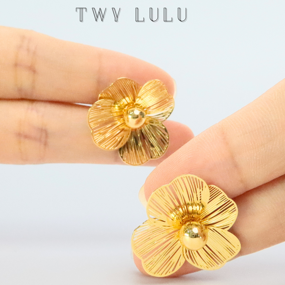 Amy flower gold stud earring