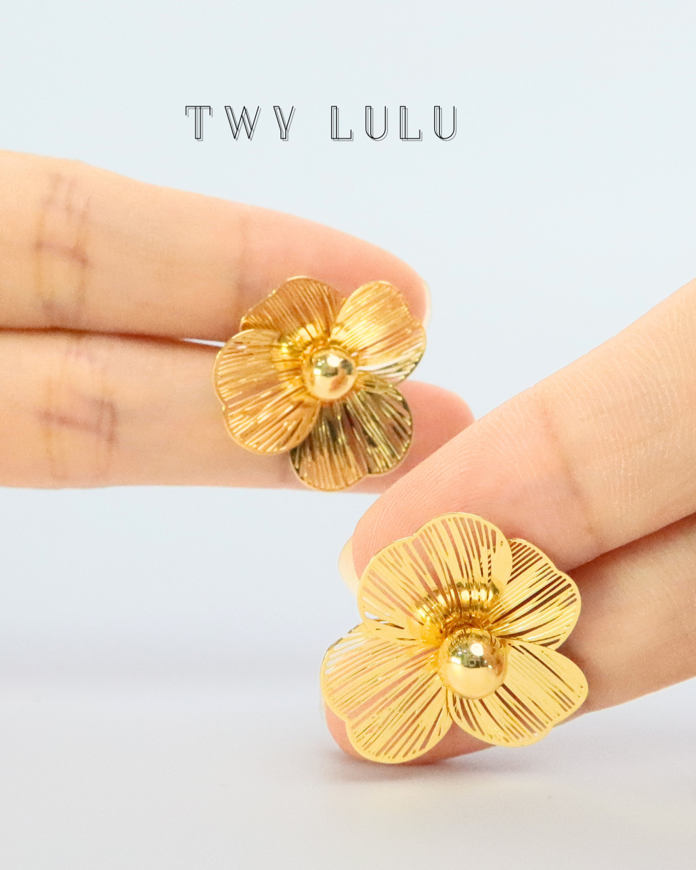 Amy flower gold stud earring