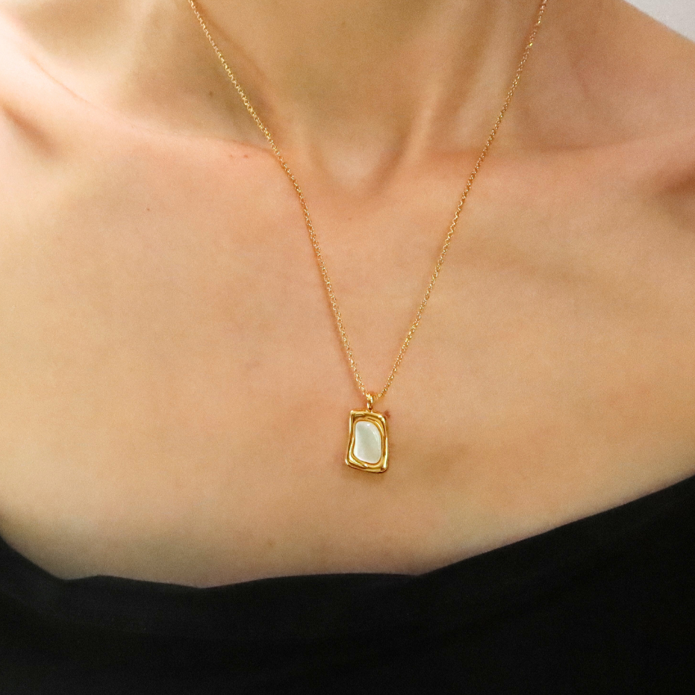 
                      
                        Mothershell pendant gold necklace
                      
                    