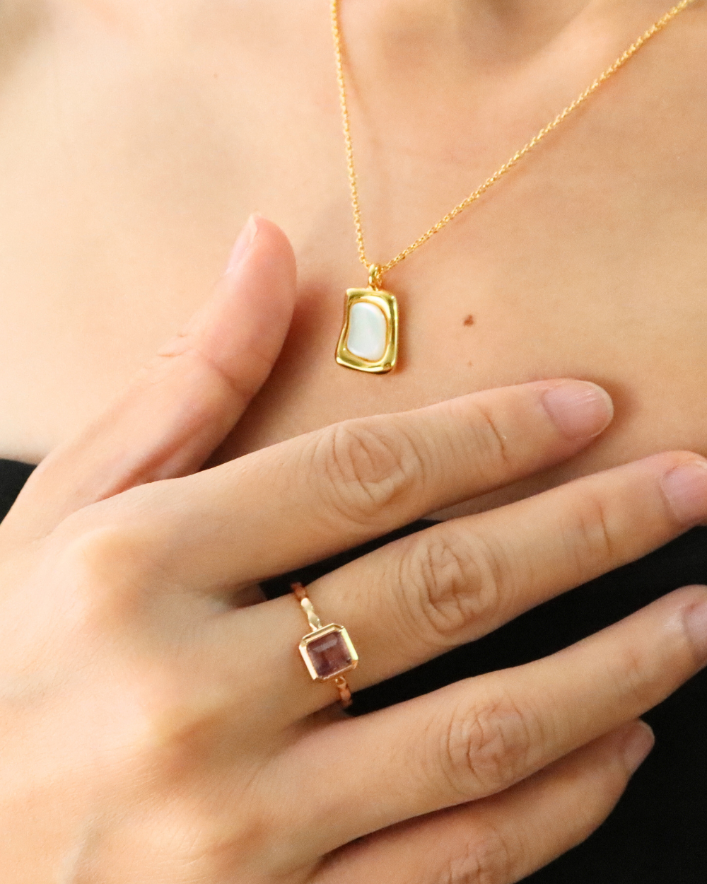 Mothershell pendant gold necklace