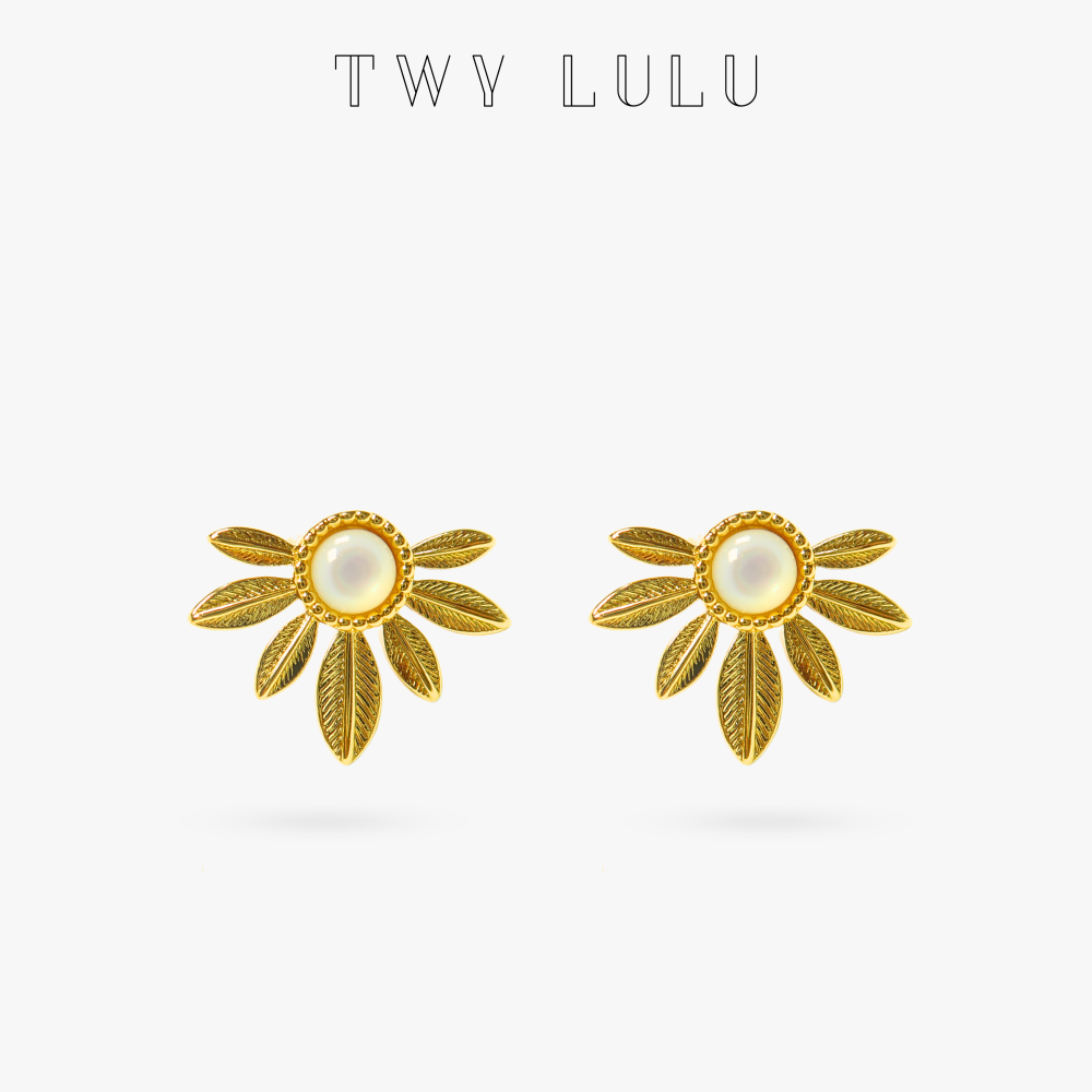 Daisy mother-shell stud earring