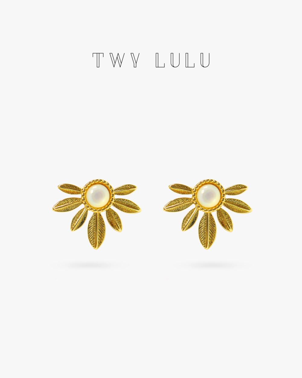 Daisy mother-shell stud earring