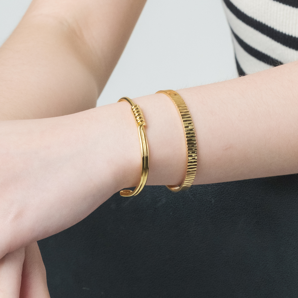 Eva gold bangle