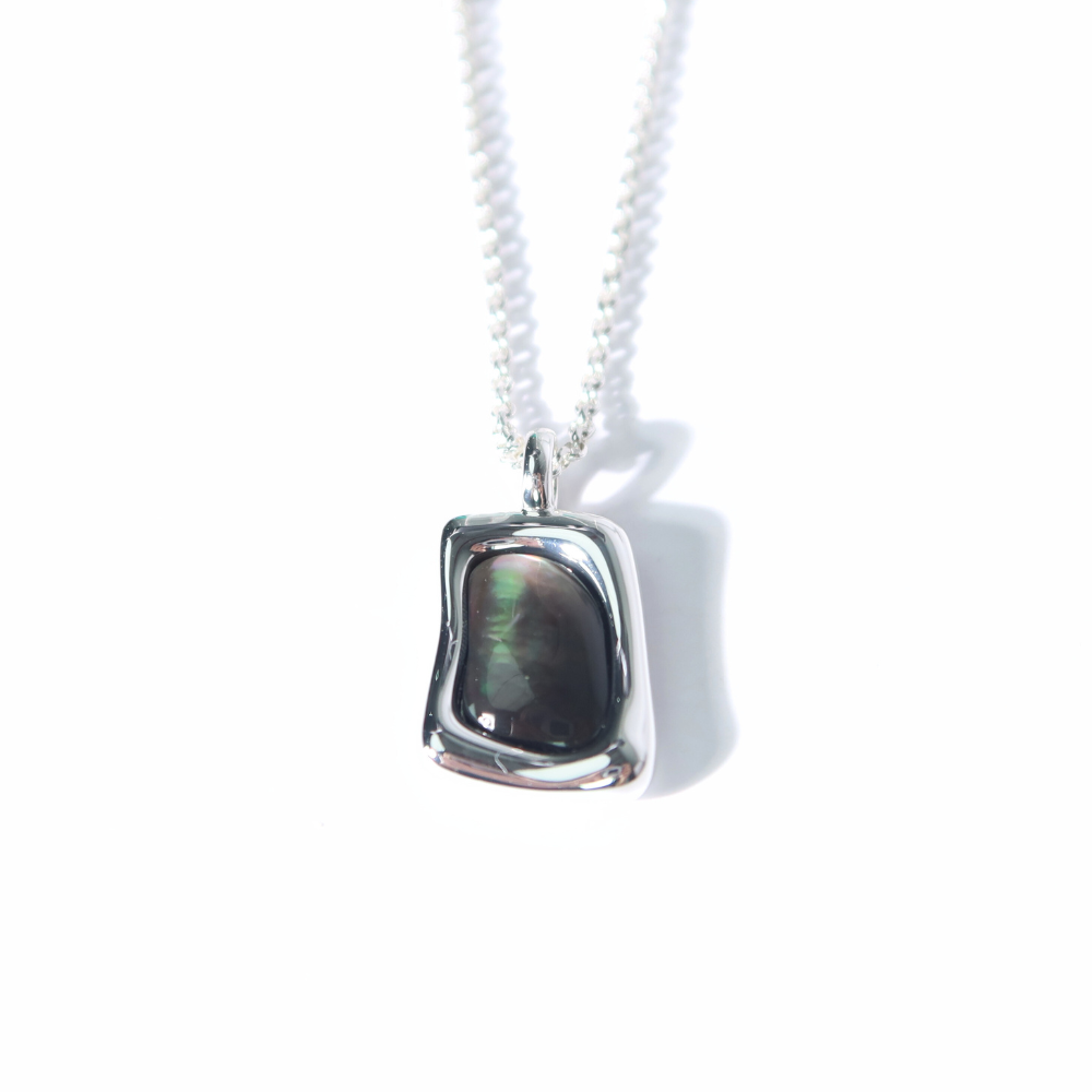 
                      
                        Oyster pendant silver necklace
                      
                    