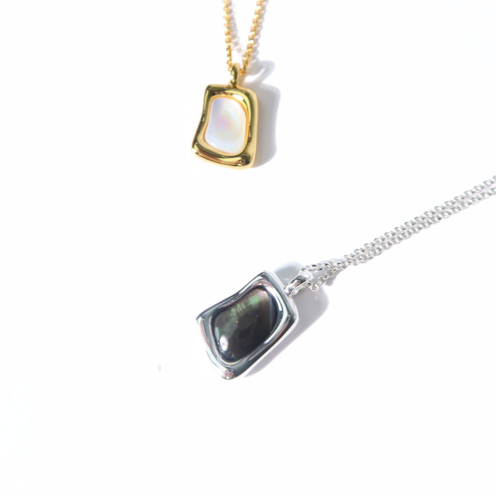 
                      
                        Oyster pendant silver necklace
                      
                    