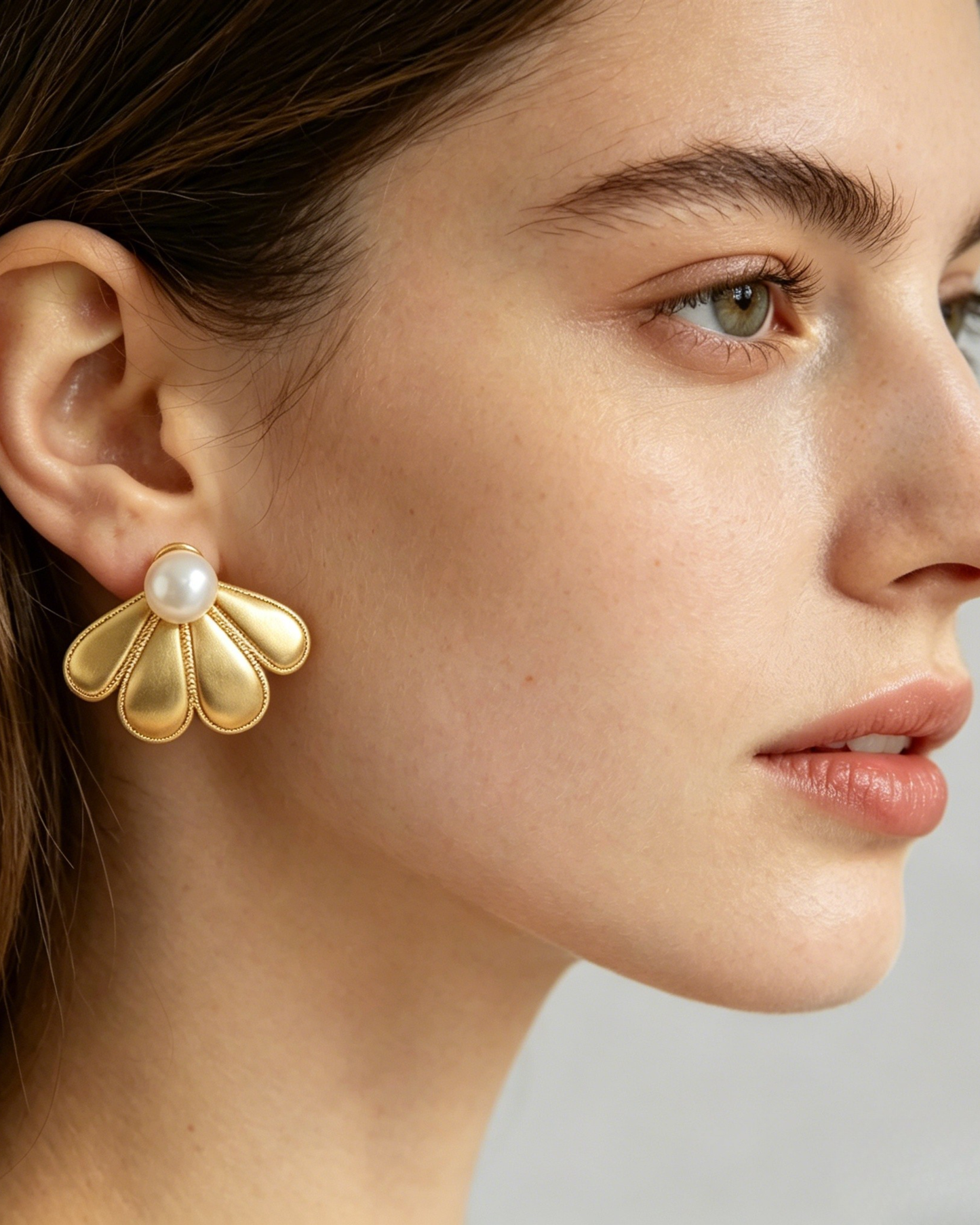 Mini Cici flower stud with fresh pearl