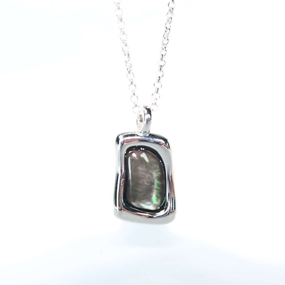 
                      
                        Oyster pendant silver necklace
                      
                    