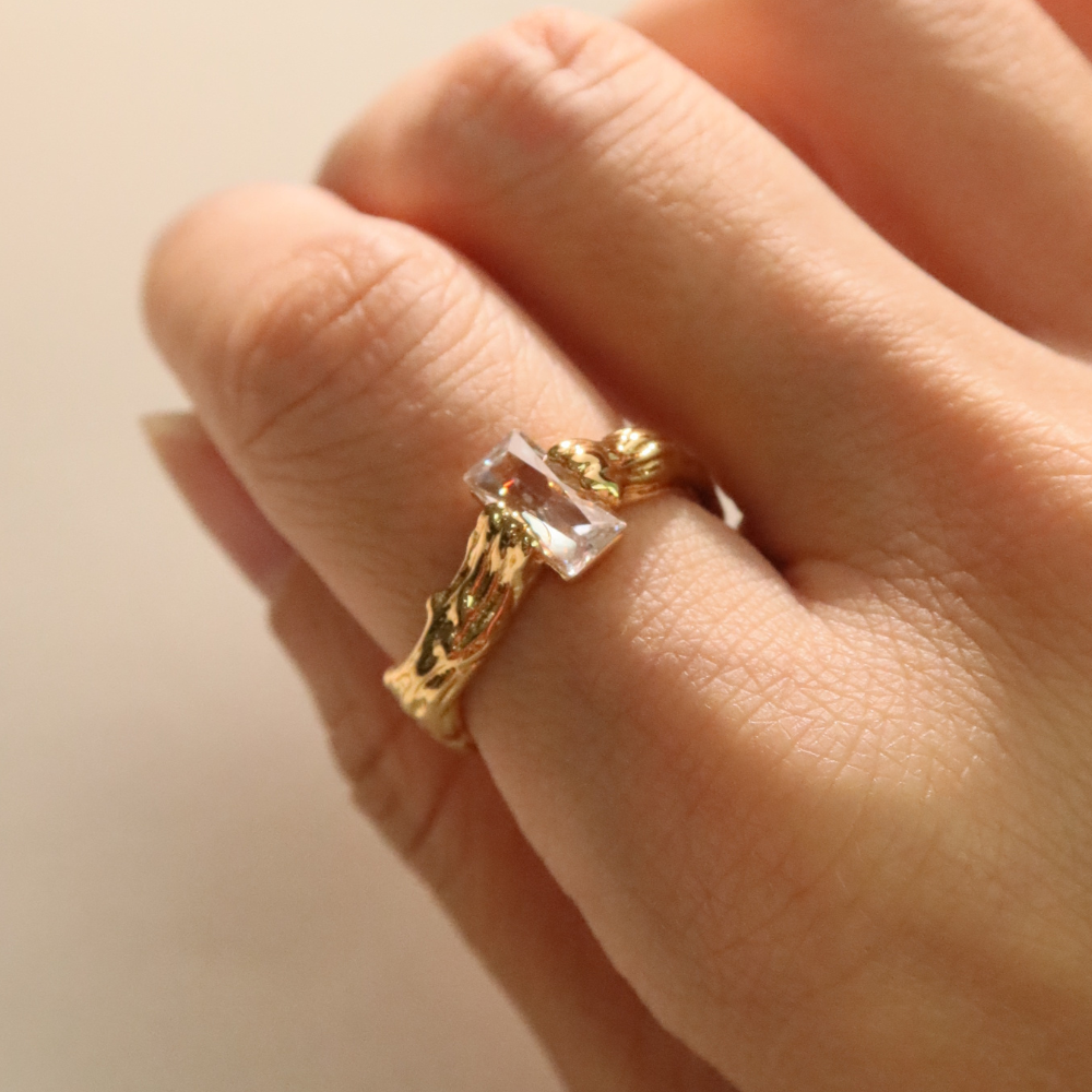 
                      
                        Mei zircon ring 18k gold plating
                      
                    