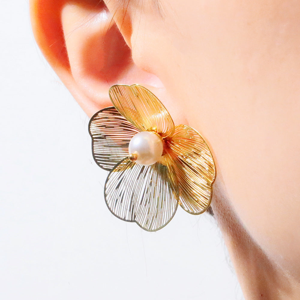 Amy flower gold stud earring