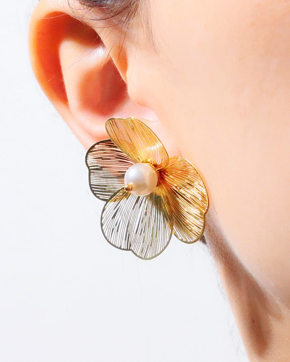 Amy flower gold stud earring