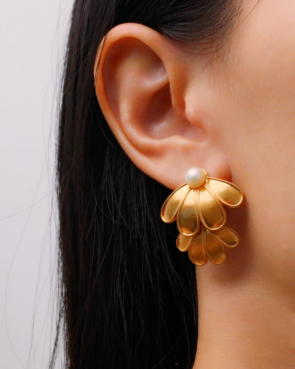 Cici flower stud with fresh pearl
