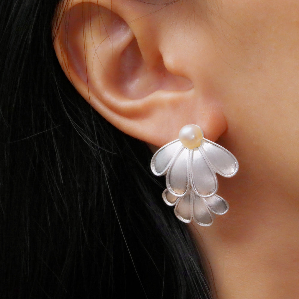 
                      
                        Cici flower stud with fresh pearl
                      
                    