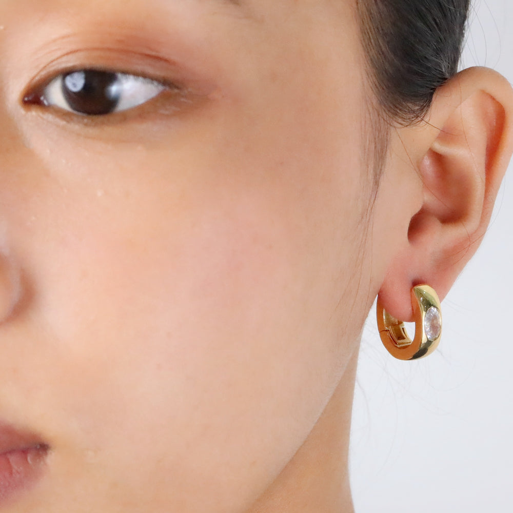 
                      
                        Oval zircon hoop 18k gold plating
                      
                    