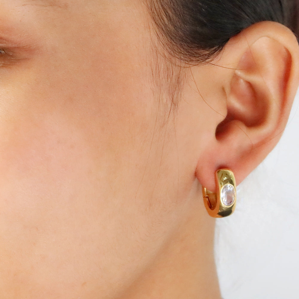 
                      
                        Oval zircon hoop 18k gold plating
                      
                    
