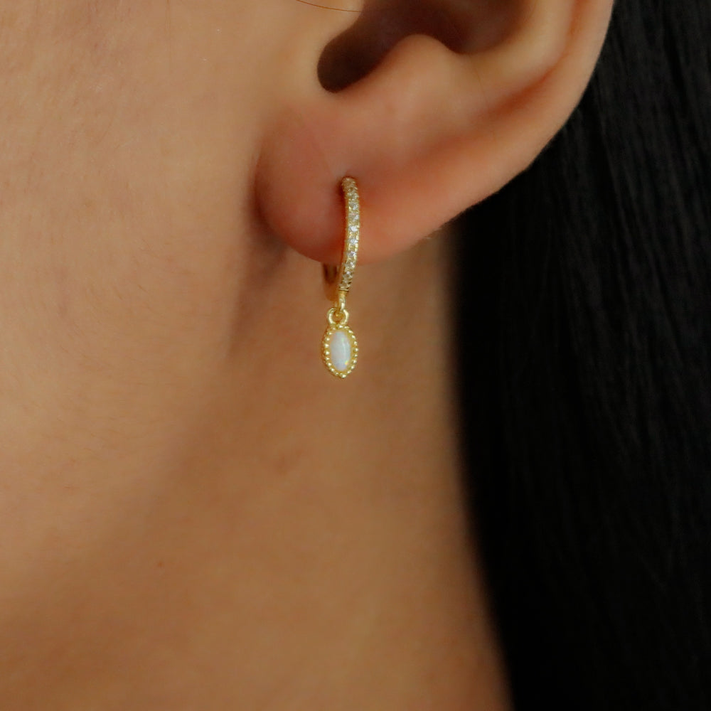 
                      
                        Lily opal  huggie 14k gold vermeil (G)
                      
                    