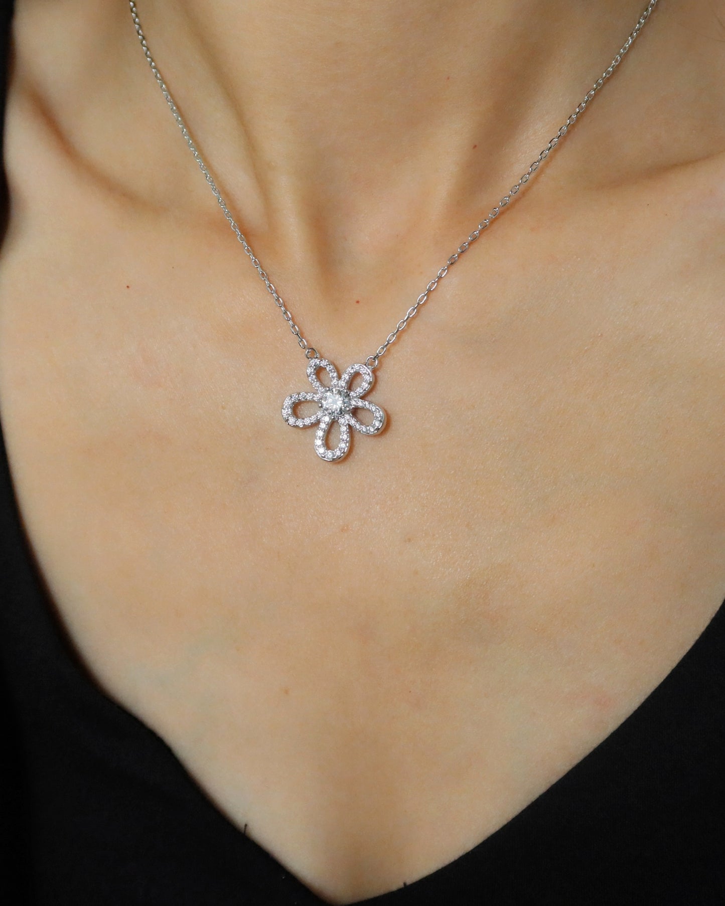 Gari zircon flower necklace