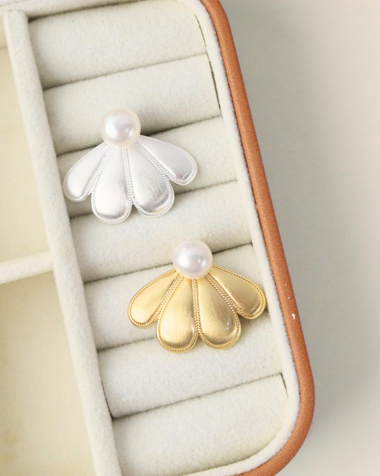 Mini Cici flower stud with fresh pearl